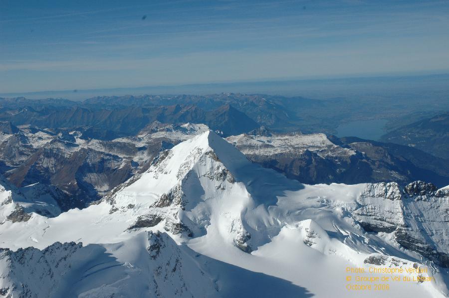 Sommet du M�nch avec au fond le lac de Thoune